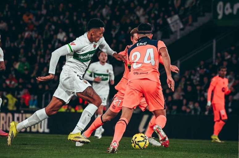 Jogadores de Barcelona e Elche em disputa de bola no Campeonato Espanhol &ndash;