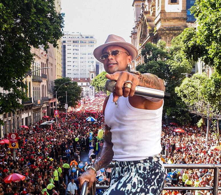 Leo Santana arrasta multid&atilde;o pelas ruas do Rio de Janeiro em bloco de pr&eacute;-Carnaval