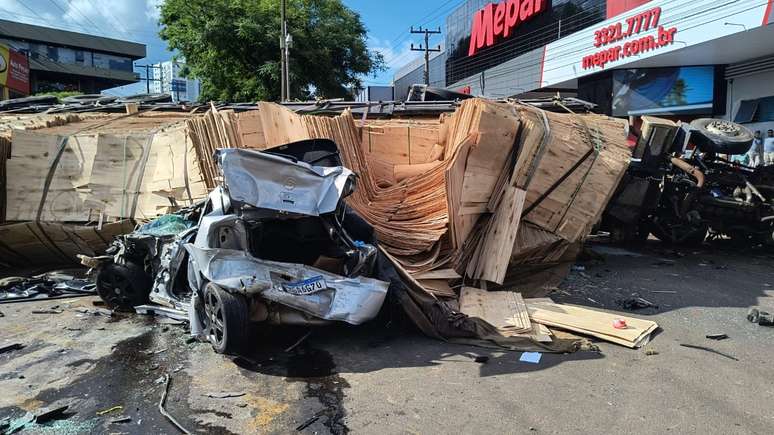 Imagens do Corpo de Bombeiros mostram ve&iacute;culos que ficaram destru&iacute;dos com o choque