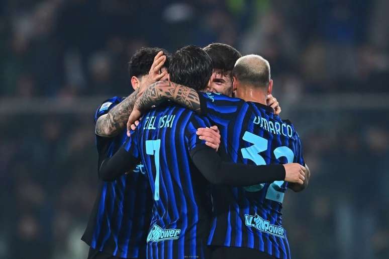 Interistas comemoram o belo gol de Zielinski, o segundo sobre a Cremonese.&nbsp; Assim, novo sucesso fora de casa