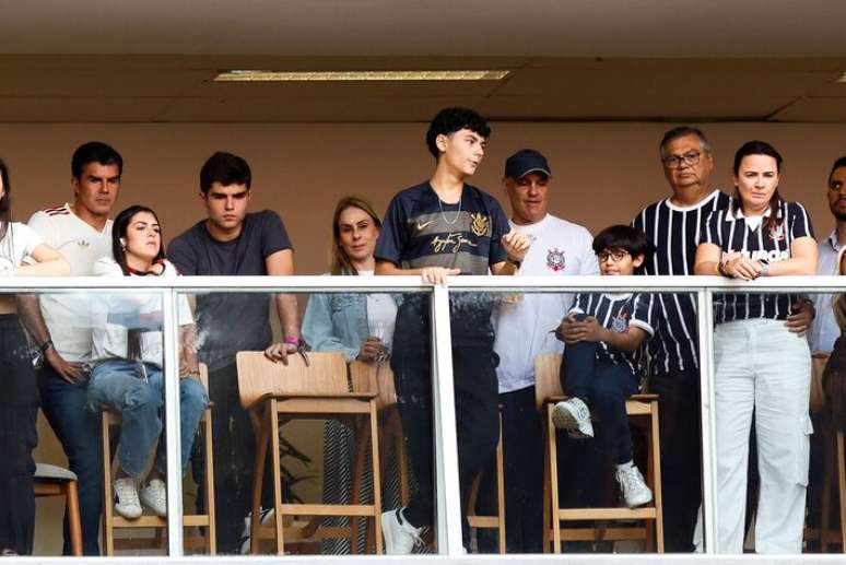 Pol&iacute;ticos flamenguistas assistiram ao jogo do lado de corintianos.