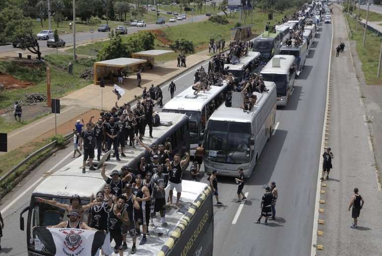 &Ocirc;nibus de torcedores do Corinthians em Bras&iacute;lia para a final da Supercopa Rei, contra o Flamengo 