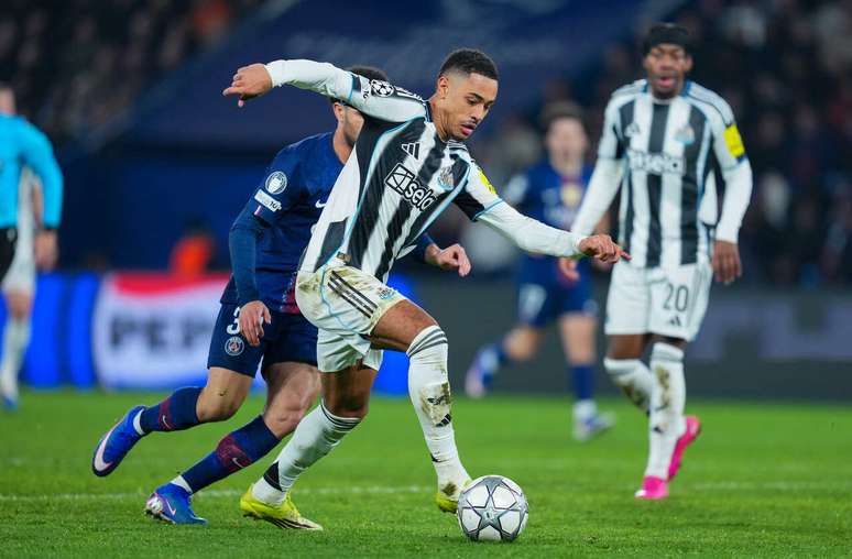 Ramsey avan&ccedil;a com a bola rumo ao ataque para o Strasbourg, que fez um bom duelo diante do PSG.