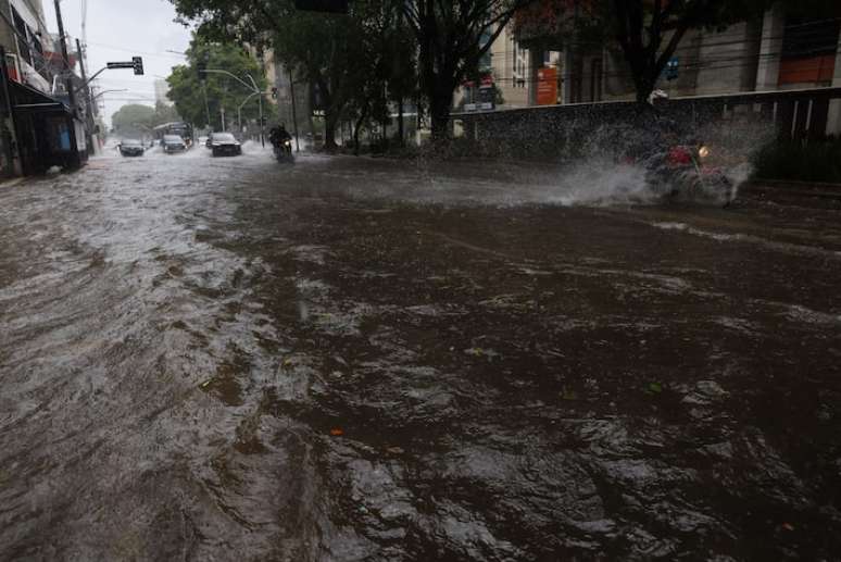 Segundo o Centro de Gerenciamento de Emerg&ecirc;ncias Clim&aacute;ticas da Prefeitura de S&atilde;o Paulo (CEG), pelo menos 22 pontos de alagamento foram identificados