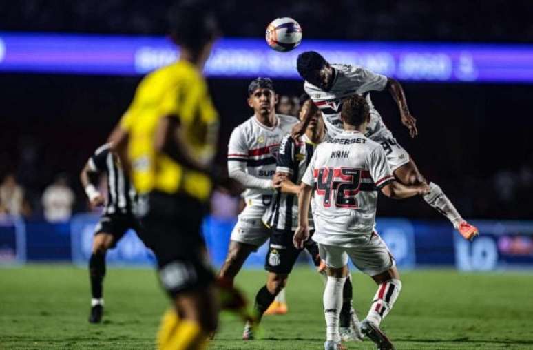 కాంపియోనాటో పాలిస్టాలో సావో పాలో శాంటోస్‌ను ఓడించాడు -