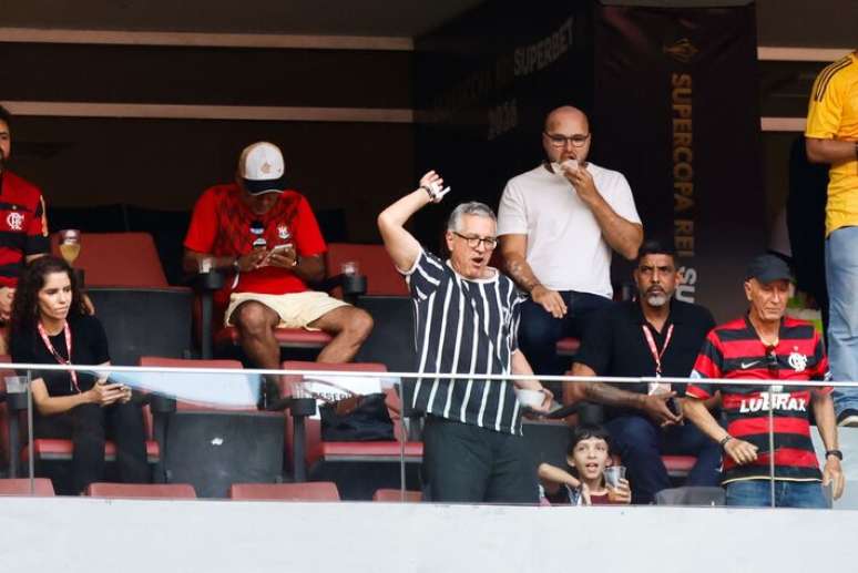 O ministro da Sa&uacute;de, Alexandre Padilha, celebrou o t&iacute;tulo corintiano neste domingo, 1.&ordm;.