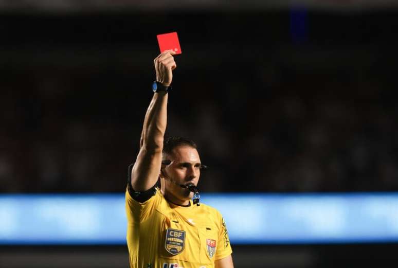 మోరంబిస్‌లోని క్లాసిక్‌లో శాంటాస్ మరియు సావో పాలో నుండి వచ్చిన ఆటగాళ్లను ఆర్బిట్రేషన్ ఇబ్బంది పెడుతుంది.