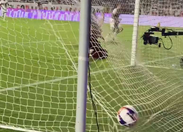 Luciano corre para festejar o segundo gol S&atilde;o Paulo.