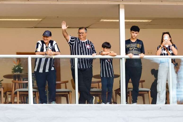 Dino, botafoguense, viu o jogo com a camisa do Corinthians e saudou adeptos no est&aacute;dio.