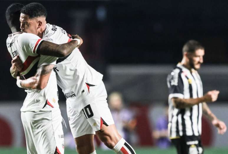 S&atilde;o-paulinos celebram gol em cl&aacute;ssico contra o Santos