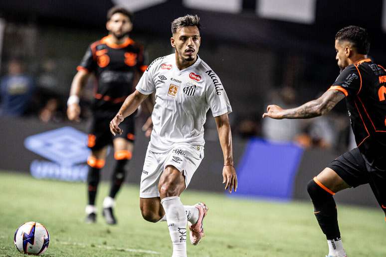 Gabriel Menino contra o Corinthians &ndash; Fotos: Raul Baretta/ Santos FC.