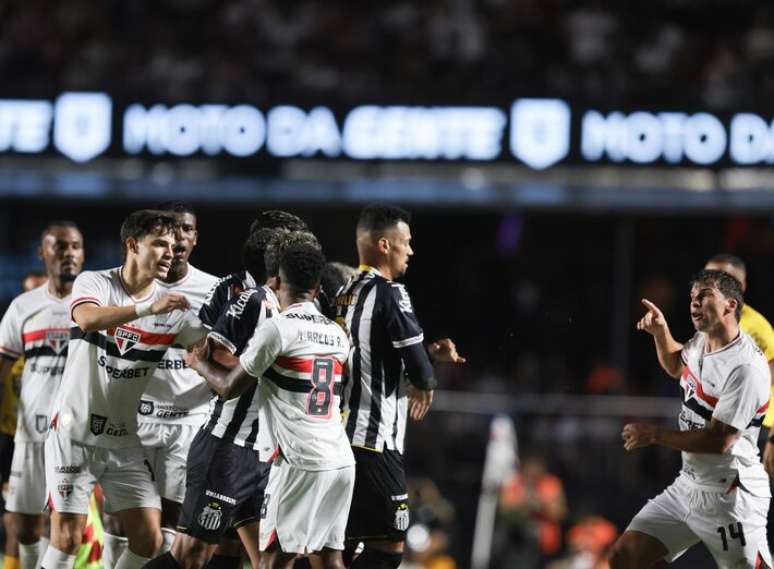 Jogadores discutem no primeiro tempo do cl&aacute;ssico no MorumBis