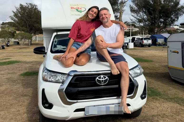 Lucas Lima e Nina Forlin posam juntos e sorridentes