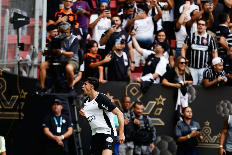 Gabriel Paulista abre o placar para o Corinthians