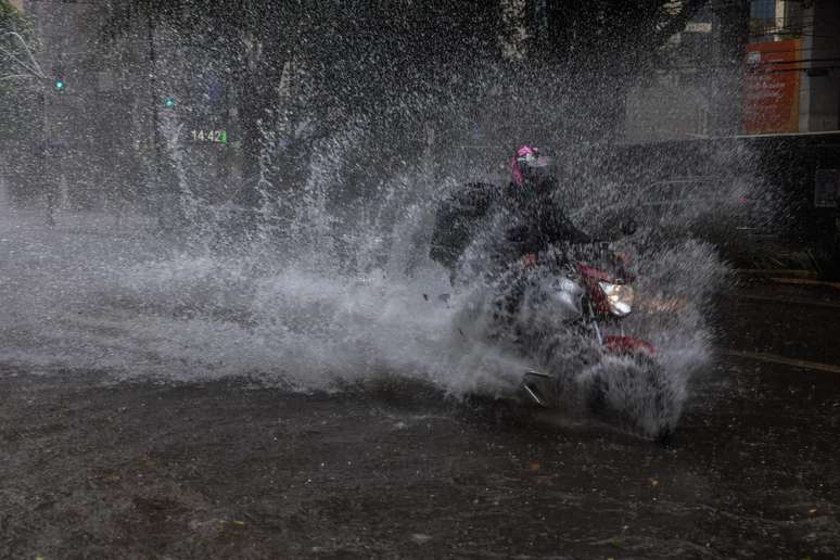 Chuva forte deixa vias da Zona Sul de S&atilde;o Paulo alagadas