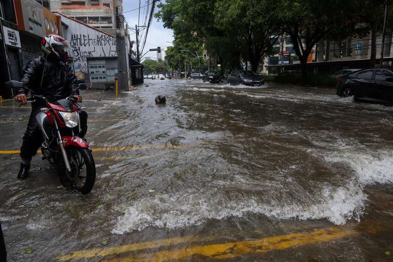 Chuva forte deixa vias da Zona Sul de S&atilde;o Paulo alagadas