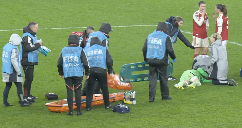 Goleira do Arsenal recebe atendimento m&eacute;dico