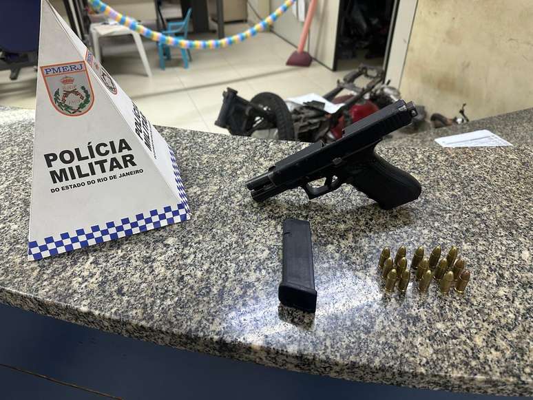 Arma apreendida com o suspeito do crime