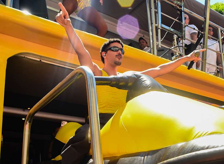 Com o hit JETSKI, Pedro Sampaio apareceu em cima de um moto aqu&aacute;tica infl&aacute;vel 