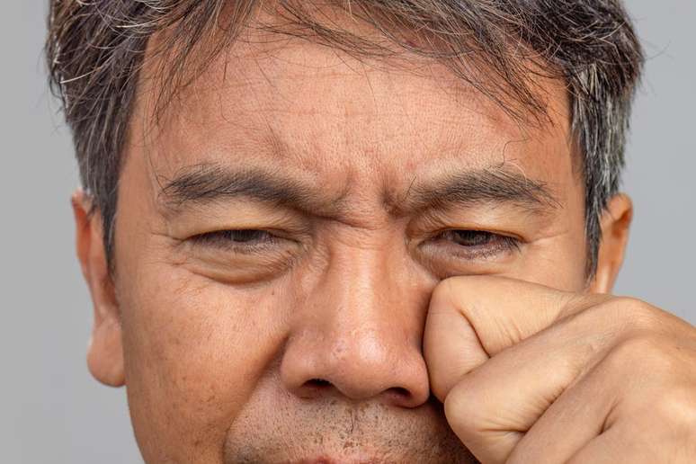 Tremores nas p&aacute;lpebras e m&uacute;sculos dos bra&ccedil;os, das pernas e dos p&eacute;s s&atilde;o os mais comuns, e geralmente t&ecirc;m causas como defici&ecirc;ncia e desequil&iacute;brio de minerais no organismo, desidrata&ccedil;&atilde;o e estresse, ou s&atilde;o efeito colateral de alguns rem&eacute;dios comuns Toa55/Shutterstock.com