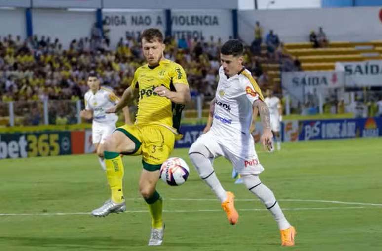 Enquanto a chuva deixou, o Novorizontino foi melhor do que os donos da casa.