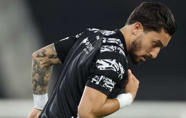Alex Telles relativiza derrota em cl&aacute;ssico e refor&ccedil;a discurso de continuidade no Botafogo &ndash;