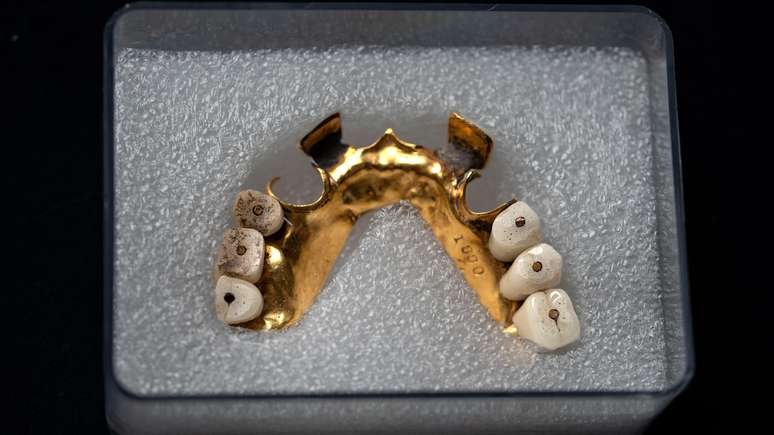 Dentaduras de ouro do s&eacute;culo 19