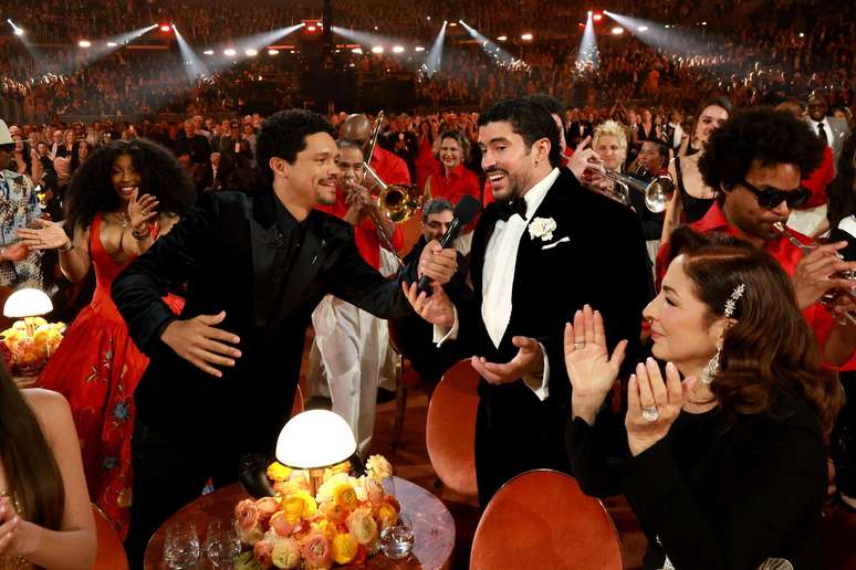 Trevor Noah fala com Bad Bunny durante a cerim&ocirc;nia