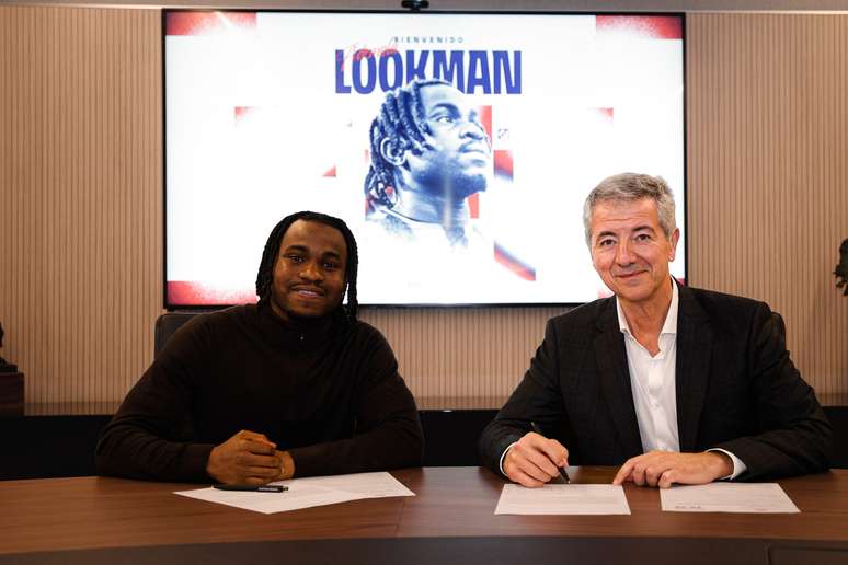 Lookman sendo apresentado pelo Atl&eacute;tico de Madrid 