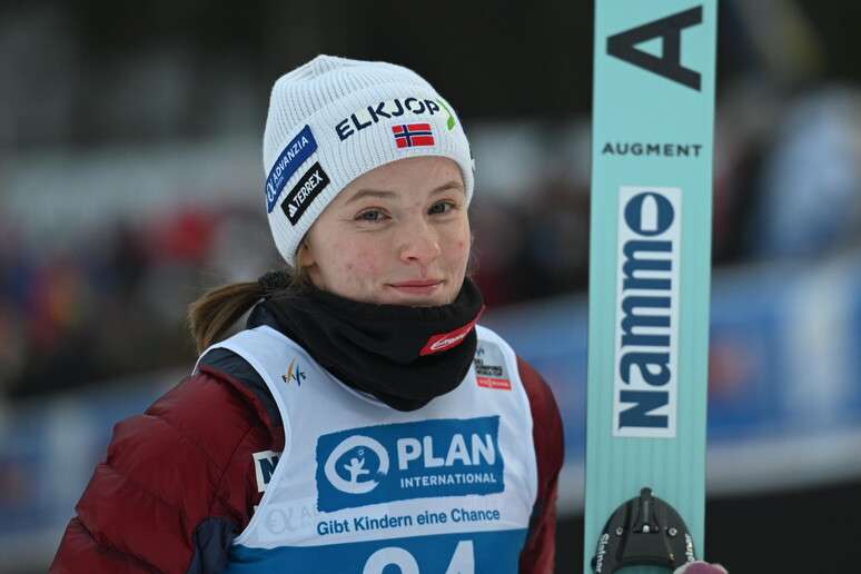 Eirin Maria Kvandal, esquiadora norueguesa, ap&oacute;s vencer uma etapa da Copa do Mundo em Willingen