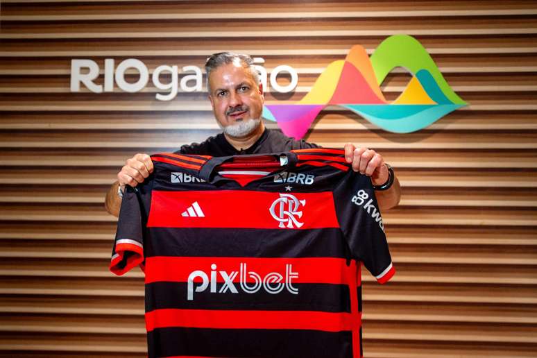 Jos&eacute; Boto com a camisa do Flamengo 