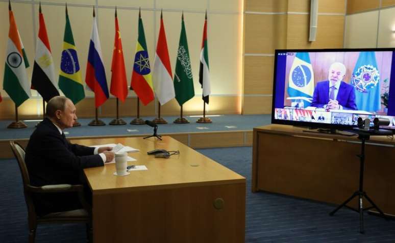 Vladimir Putin e Lula durante videoconfer&ecirc;ncia de l&iacute;deres do Brics em setembro de 2025