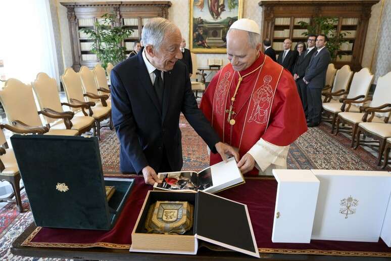 Le&atilde;o XIV durante encontro com Marcelo Rebelo de Sousa