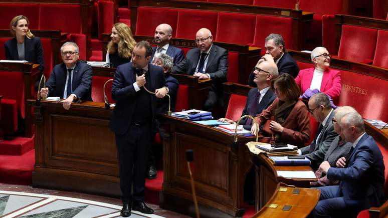 Antes da ado&ccedil;&atilde;o definitiva do or&ccedil;amento de 2026, o primeiro-ministro S&eacute;bastien Lecornu enfrentar&aacute; duas novas mo&ccedil;&otilde;es de censura na Assembleia Nacional, que, segundo a imprensa francesa, n&atilde;o devem ser aprovadas nem provocar a queda do governo.