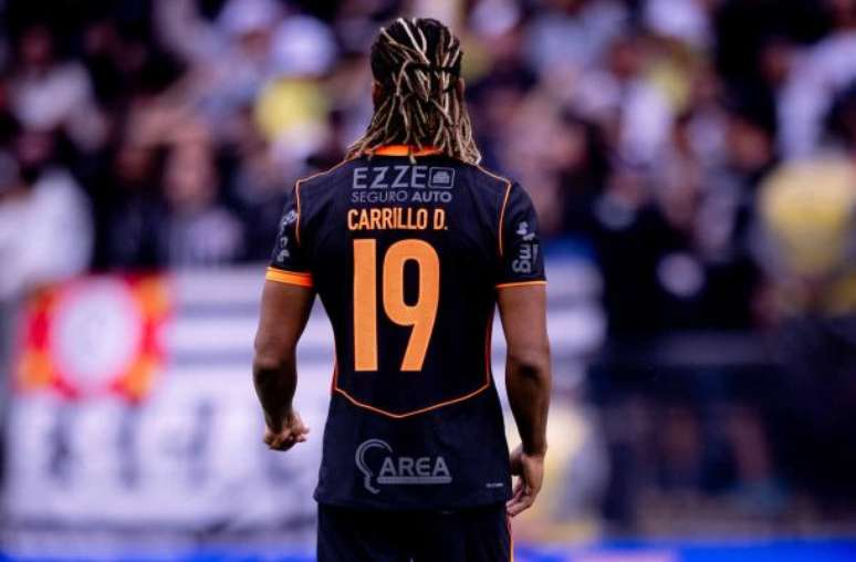 Jogadores do Corinthians levantam a ta&ccedil;a da Supercopa &ndash;