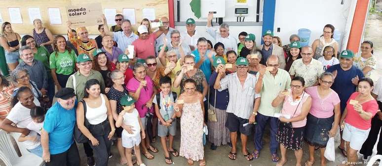 Moradores do Conjunto Palmeiras ganham cr&eacute;dito em moeda solar por comprar energia de usina solar local