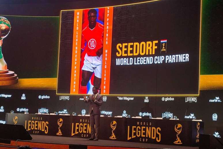 Clarence Seedorf discursa durante o lan&ccedil;amento da World Legends Cup &ndash;