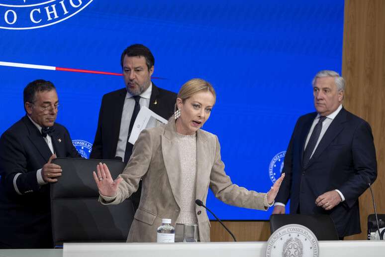 Meloni visitou policiais que ficaram feridos durante protesto