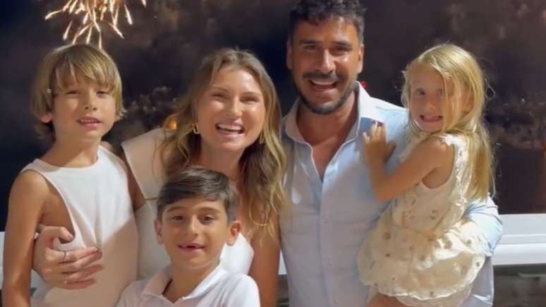 Julio Rocha com a esposa e filhos