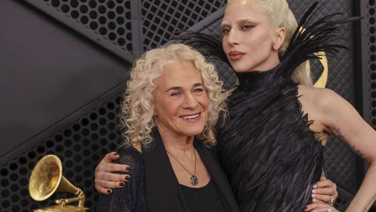 Carole King tirou fotos com Lady Gaga no tapete vermelho