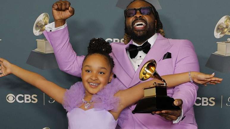 Aura V e seu pai Fyutch venceram na categoria de m&uacute;sica infantil