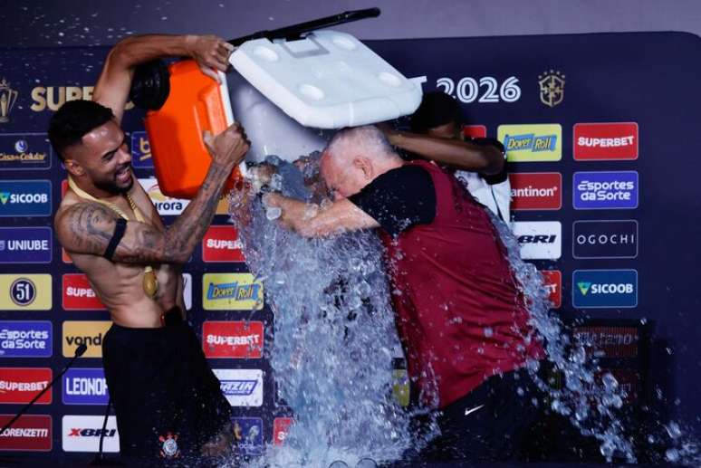 Dorival leva tradicional banho dos jogadores do Corinthians em comemora&ccedil;&atilde;o do t&iacute;tulo da Supercopa Rei.
