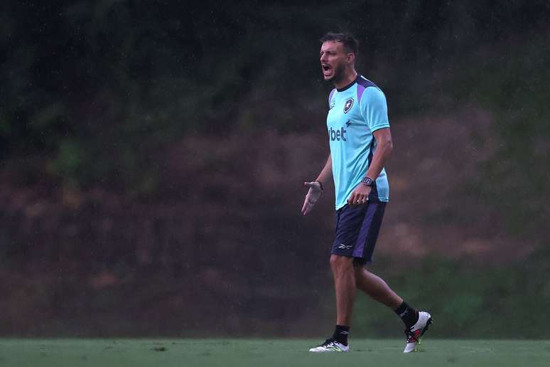 Anselmi se esgoela e cobra muito do elenco alvinegro &ndash;