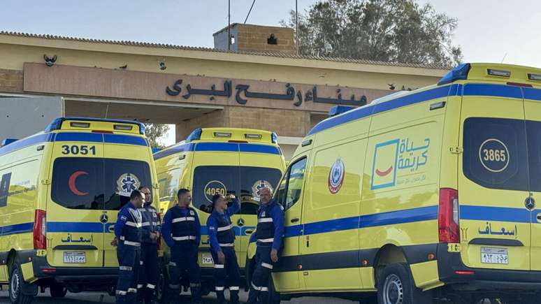 Ambul&acirc;ncias aguardam para cruzar o lado eg&iacute;pcio do posto de Rafah rumo &agrave; Faixa de Gaza, em Rafah (Egito), neste domingo (1&ordm;).