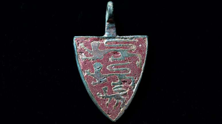 Pingente de ouro com "tr&ecirc;s le&otilde;es", dos s&eacute;culos 13 e 14