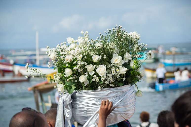 Rosas brancas em oferenda refor&ccedil;am a inten&ccedil;&atilde;o, o respeito e a devo&ccedil;&atilde;o a Iemanj&aacute; 