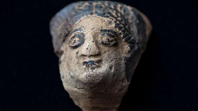 Uma cabe&ccedil;a de cer&acirc;mica destacada de um recipiente romano