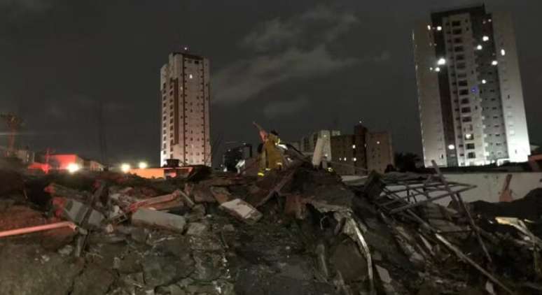 Ningu&eacute;m ficou ferido ap&oacute;s desabamento de pr&eacute;dio em Guarulhos.