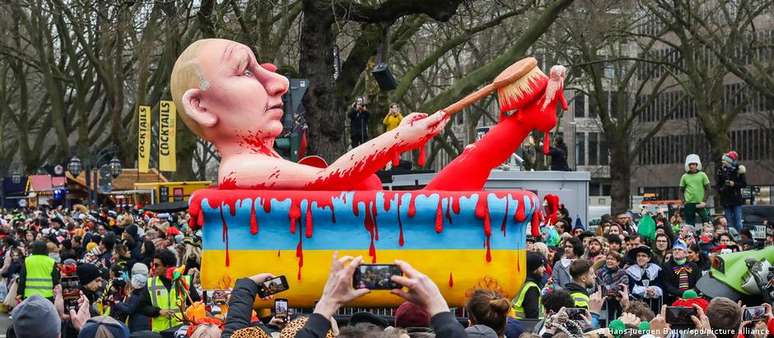 Putin tem sido figura frequente nos carros aleg&oacute;ricos do Carnaval de Jacques Tilly, como o acima, de 2025