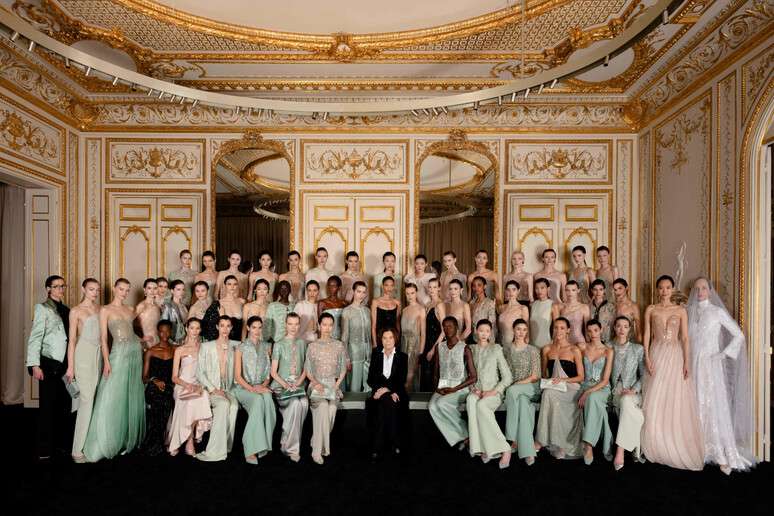 Esculturas, retratos e objetos pessoais do estilista aparecem na campanha